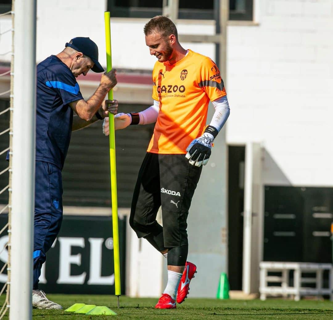 ヤスパー・シレッセンさんのインスタグラム写真 - (ヤスパー・シレッセンInstagram)「That new glove feeling 😁」7月15日 21時00分 - jaspercillessen