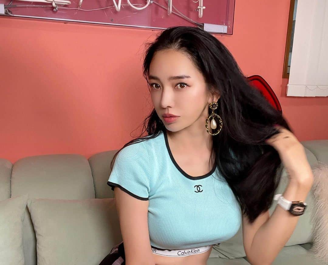 megbabyのインスタグラム：「何枚目のmegbabyが好き？🫣🧊💎💘  今日はmegbabyぽいので写真撮りましょうと🤳エンジェル👼🏻　@lee_woong_tea さんが撮ってくれました😳  エンジェルが来てくれてから本当に毎日お仕事が楽しくてしょうがない🥺 きっとMEGOODのお客様もそう思ってくれてるはず🫣  絶対に妥協しない心やお客様への深い愛、私が目指していることを理解してくれてたくさんサポートしてくれていつもありがとう🥺 目の前だと言えないからインスタに残しちゃお🫣  #愛には愛で返そう❤️」