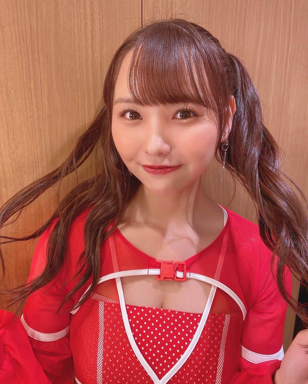 本郷柚巴のインスタグラム：「今しかできひん髪型👧🏻🫶🏻  #NAMBAZAAR2022  #ツインテール #赤 #ライブ」