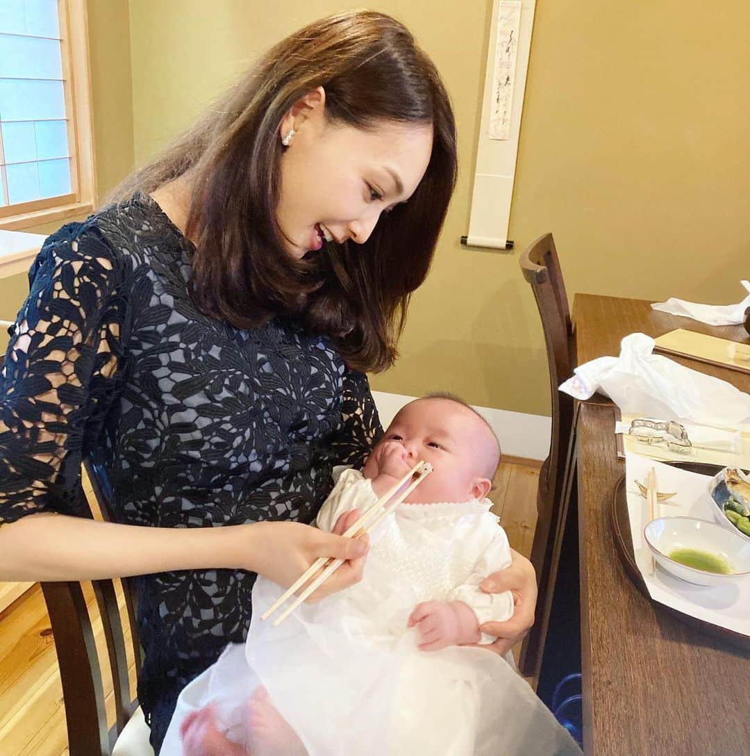 渡辺枝里子のインスタグラム：「【お食い初め🍴✨】  今日で100日☺️ お食い初めは旦那さんの地元で早めの87日目に。  娘が産まれてから自分中心の生活から一変し、睡眠時間も食事時間も病院も、自分のことは二の次で、  授乳の時間だ、旦那さんのお昼ご飯時間だ、寝てる間に掃除もしたい、調べ物もしたい、晩御飯の準備もしなきゃと、 まるでいくつものパソコンタスクが常に開きっぱなしのような状態です😂  SNSを見ると、子育てママさんはみんなキラキラしているから、こんなに余裕がないのは自分だけなのか😱と戸惑いながら過ごしているというのが正直なところ。  自分が親になってみて、 自分の親への感謝と尊敬が増し、同時に世の親御さんたちへの尊敬と感謝も増しました。  外出先では"何ヶ月？"から始まり、最後には"子育て頑張ってねっ"と私にもエールをくれるような、1日に何度も話しかけられるようになりました☺️  環境もマインドも全てが変わり、まだまだ新米ママは必死だけど、  声を出して笑うようになったり、自分の足を不思議そうにじっと見つめたり、寝返りを見せたあげくスフィンクスポーズでテレビを見たり、日々少しずつ成長するあなたを、  これからも温かく楽しみに見守っていくよ☺️🌸  早く一緒に美味しいゴハンが食べたいねぇ😊💕  #お食い初め #100日 #赤ちゃんのいる暮らし #渡辺枝里子 #エルケーベネット #lkbennett  #コース料理写真撮るのだんだん忘れる笑」