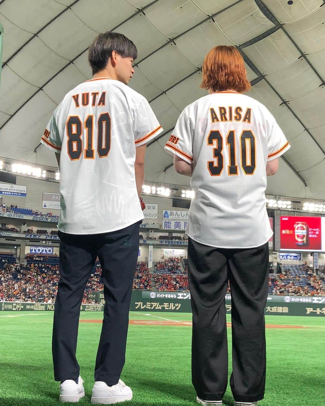 東野有紗のインスタグラム：「東京ドームで初めて始球式をさせていただきました⚾️  ゆうたくんがナイスキャッチをしてくれたので、ノーバウンドで投げることができました🥳！ そして奇跡の、ストライク😂😂😂笑 始球式で投げたボールもいただけて、綺麗なままでした🥺  背番号は810 310でバドミントン🏸  緊張しましたがすっごく楽しかったです！！ 貴重な経験をありがとうございました😊  @yomiuri.giants  @loveallplay2022  #東京ドーム #巨人 #giants  #ラブオールプレー #810310 #ワタガシ」