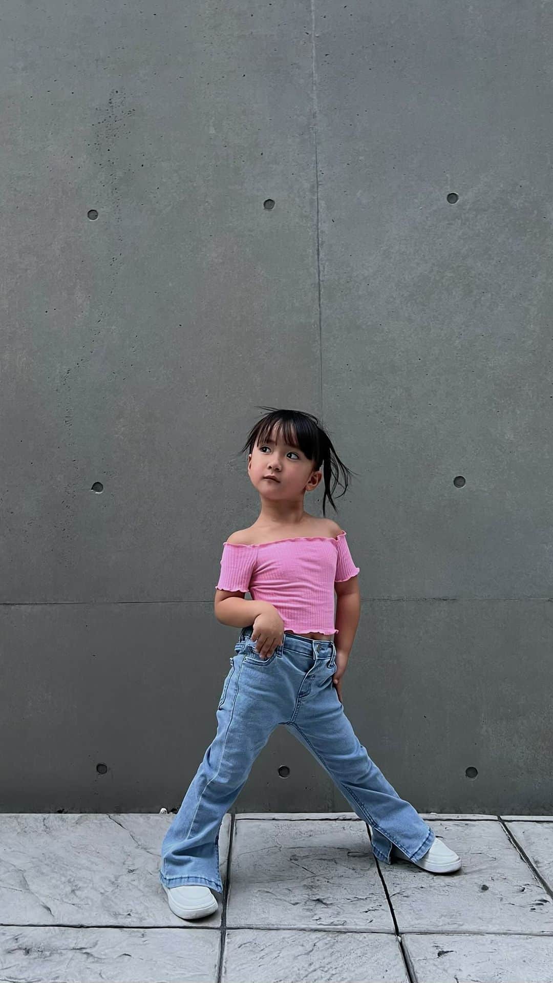 孫きょうのインスタグラム：「SHEIN着回しコーデ🤍  着回してる5アイテムは 全部SHEINで合計で¥3,363🤣  本当に買い物の感覚バグる🛒 アイテム詳細はハイライトに残します🤍  身長97cmで サイズは全部4Y着てます！  7/31までのクーポンコード 【 sonkyou1013 】  ¥0-5999  15%OFF ¥6000以上 20%OFF」