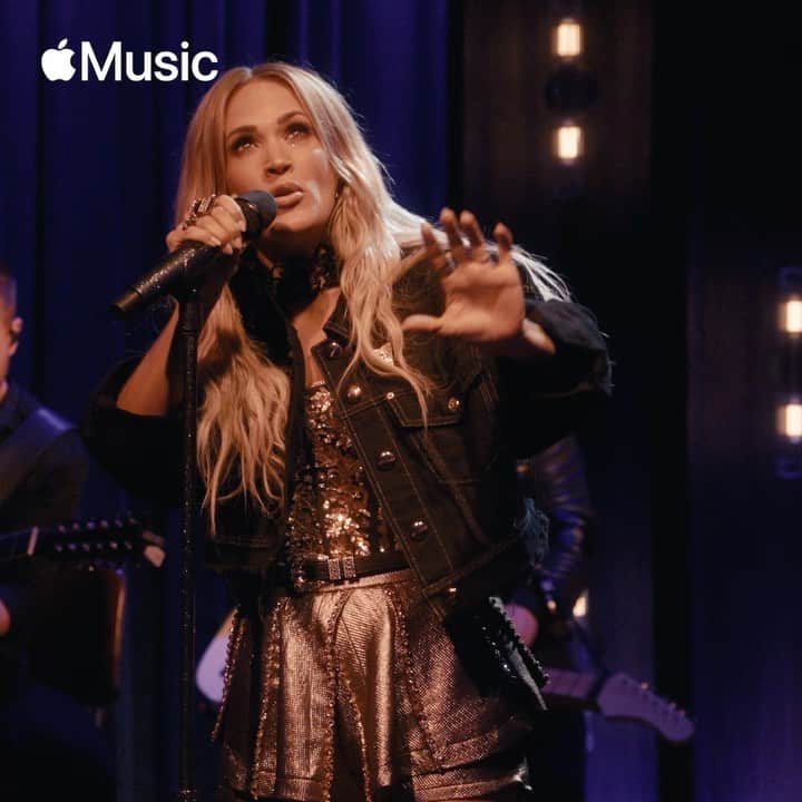 キャリー・アンダーウッドのインスタグラム：「My Apple Music Sessions Live EP bundle is out now! Check out my live cover of one of my all-time favorite songs @ozzyosbourne’s “Mama, I’m Coming Home” and more, only on @applemusic: apple.co/carrieunderwoodams」