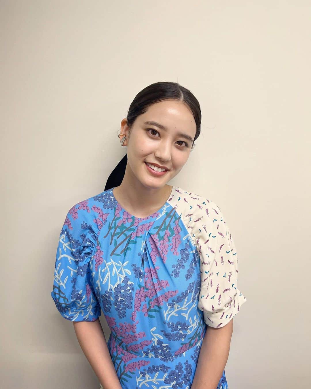 山崎紘菜のインスタグラム：「💠 NHKドラマ「ももさんと7人のパパゲーノ」 関連のイベントで関東学院大学さんに 監督とプロデューサーの倉崎さんと 一緒にお邪魔してきました✨ とっても楽しかったです。 雨の中ありがとうございました☔️ #ももさんと7人のパパゲーノ #リボンつけてもろた」