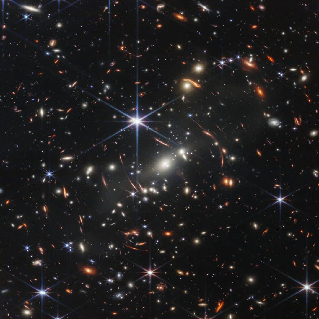 鈴木渉さんのインスタグラム写真 - (鈴木渉Instagram)「「ひとつの銀河にだいたい恒星（太陽みたいな星）が2〜3000億個あるわけだけど、銀河自体もこの宇宙には２兆個あると言われている(NASA職員、石松拓人さんのVoicyより)」  途方もない数字にめまいを覚えると同時に想像力が掻き立てられますが、数日前ウェッブ宇宙望遠鏡が撮影に成功したという銀河団の画像があまりに良いのでシェア！  #宇宙 #銀河 #universe  #space  #cosmos #galaxy」7月15日 23時00分 - watarumble0223