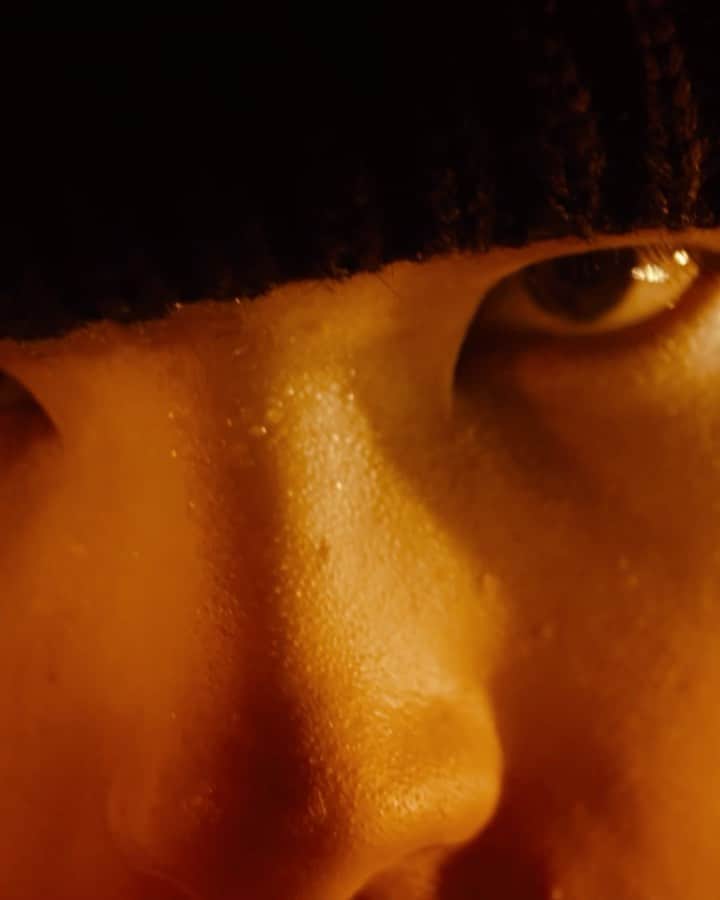 ワイスリーのインスタグラム：「20 Years Re-Coded: Introducing Chapter 3.   Reimagining movement and Memories of Orange to create a bold new tomorrow.    Creative Direction: @reidjamie Director: @thuethuethuethuethuethue Styling: @robbiespencer Movement director: @ericvonchristison Makeup: @annesopohiecosta Hair: @kiyokoodo Casting: @molliedendle Set Design: @afrazamara DOP: @james____beattie Music: @ineedsound.co  Editor: @louishvejselbork  Production: @faragoprojects」