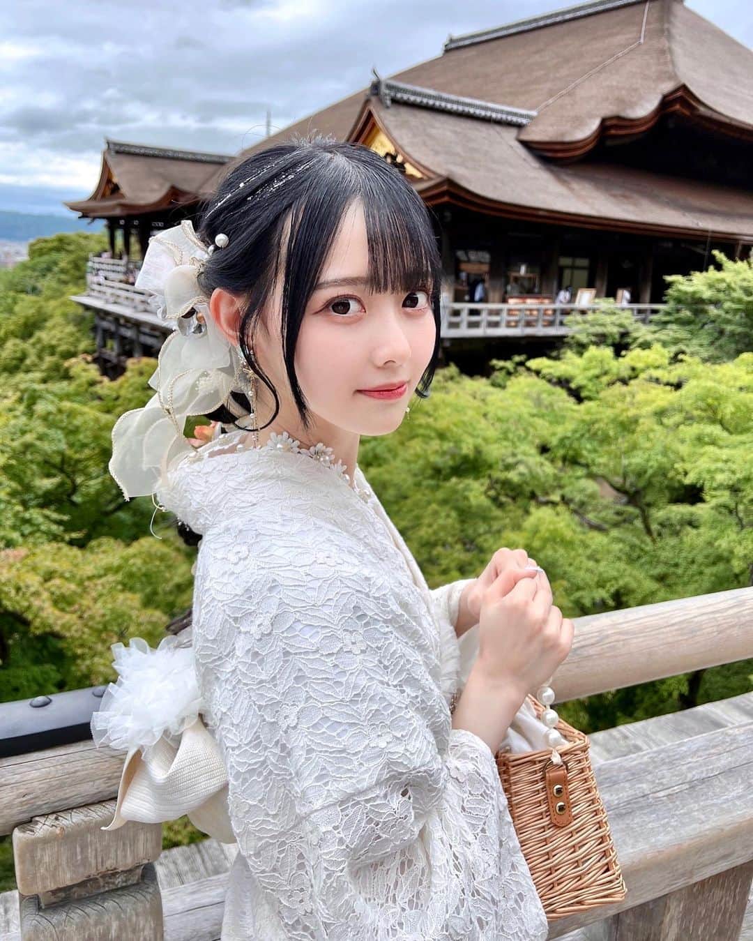 のインスタグラム：「お着物好きになった!?🕊𓂃𓈒𓏸︎︎︎︎  お着物もヘアもとっても可愛いの♡ お友達と一緒にお着物きたよ🤍ིྀ  #そうだ京都行こう #和服 #kimono #着物レンタル #レンタル着物 #京都観光 #着物ヘア #アンティーク着物 #レース着物 #着物 #着物女子 #着物好き #着物でお出かけ #京都 #清水寺 #清水 #kyoto #kyotojapan #kimonostyle #着物コーデ」