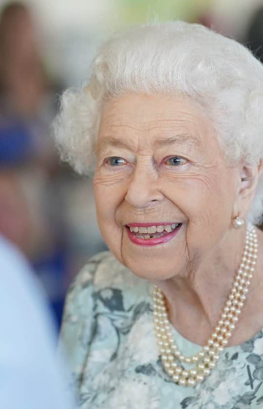 ロイヤル・ファミリーのインスタグラム：「Her Majesty The Queen, joined by The Princess Royal, officially opens @Thameshospice’s new state-of-the-art facility!   The charity has been providing compassionate inpatient and community hospice care to the local community in Windsor and Maidenhead for over 35 years.   Set in 8 acres of landscaped garden, the new facility will enable the hospice to care for twice as many patients, supporting them and their loved ones in a relaxing, friendly and welcoming environment.」