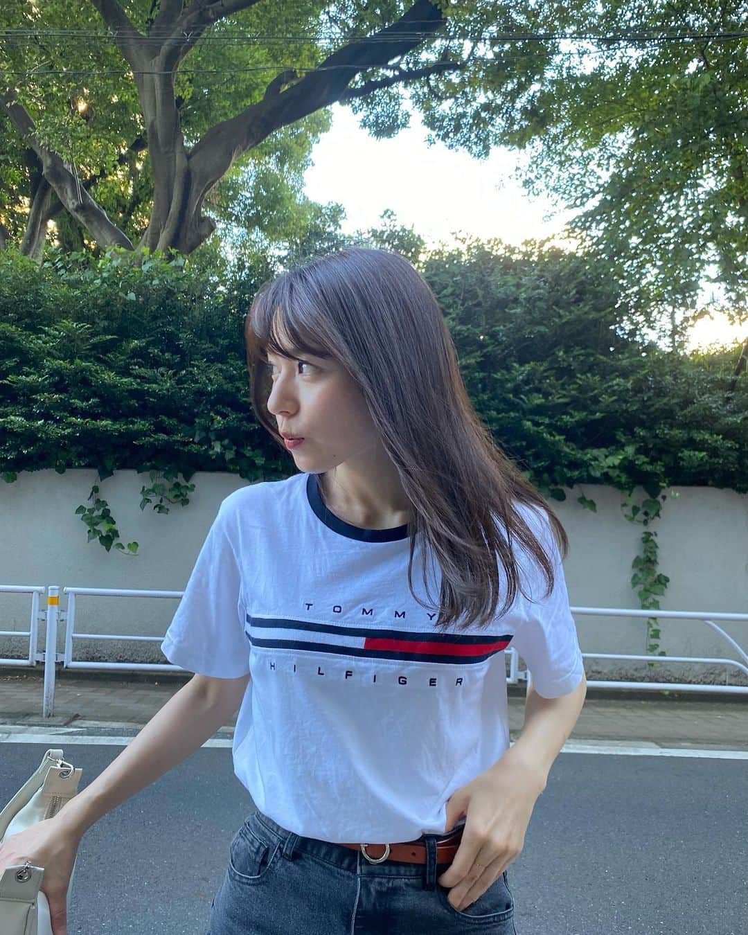 のインスタグラム：「. 見返したら顔の向きが全部右だった日  お気に入りのデニムは　@periph__  形が綺麗で2色買いしました☺︎」