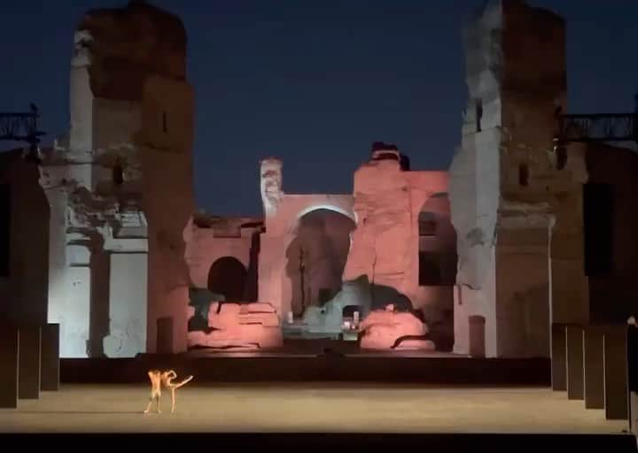 のインスタグラム：「Posted @withregram • @__melissahamilton Terme di Caracalla, Rome 🇮🇹 The most incredible backdrop to have the honour to perform in with @robertobolle and a stellar group of Friends 🤩. ~ Caravaggio with @robertobolle @opera_roma 💛. ~ Next stop for us on the #BolleTour22 ➡️ Firenze , Florence」