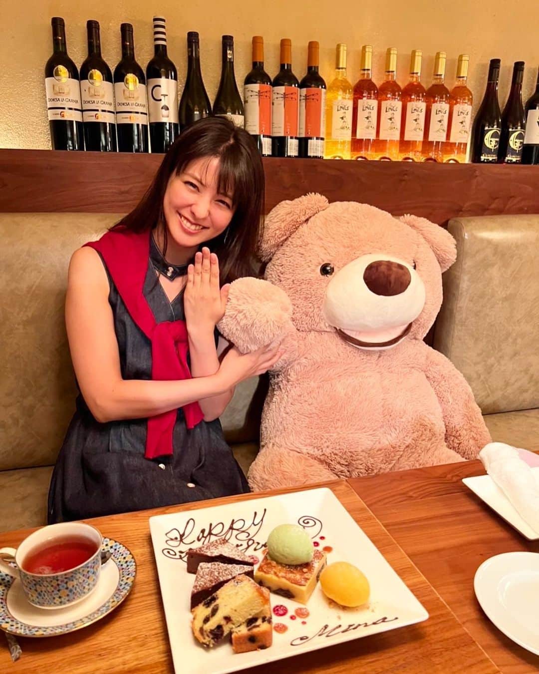 藤井美菜のインスタグラム：「. 今年も笑顔で今日を迎えられたことに、心から感謝です。 子供の頃、大人の方々が、時間の経つのってあっという間だねぇと言うのが不思議でたまらなかったのですが。今なら、その言葉の意味が、よくわかります(笑)。 あっという間に時間が経ってしまう気がするけど、やりたいことはたくさんで。日々、できる限りのことを、丁寧に積み重ねるしかないんだな。と思います。 楽しみながら！  いつも応援してくださる方々、支えてくださる方々、本当にありがとうございます！これからも温かく見守っていただけると嬉しいです。 くまさんと婚約ごっこしました。 良い1年になりそうです😝  올해도 너무나 행복한 생일날을 지낼수가 있었어요.  어렸을때 어른들이 시간이 참 빠르다고 하는걸 듣고 정말 신기했는데요. 이제 저도 그 마음을 알것같아요ㅋㅋ 시간이 지나는게 정말 빠른데, 하고싶은것들은 너무나 많고. 하루하루 소중하게 성실하게 살고싶네요. 즐겁게!!  항상 응원해주시는 분들, 정말 감사합니다. 앞으로도 따뜻하게 지켜봐주시면 감사해요.  곰 친구랑 약혼 놀이를 했어요.  좋은 1년이 될것같아요😝 #お誕生日#ありがとう #생일날#고마워요 #Birthday #thanks」