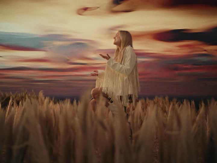 Kelsea Balleriniのインスタグラム：「my new album SUBJECT TO CHANGE is now available for pre-order/pre-save/pre-add and LOVE IS A COWBOY is available to listen everywhere now! I feel so giddy, proud, and lucky to share this next season together.」