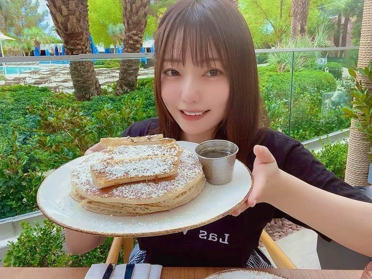 都美のインスタグラム：「朝までpokerしてパンケーキ食べて爆睡。最高。  #poker #ポーカー #ポーカー女子 #パンケーキ #🥞 #エッグベネディクト #朝ごはん」