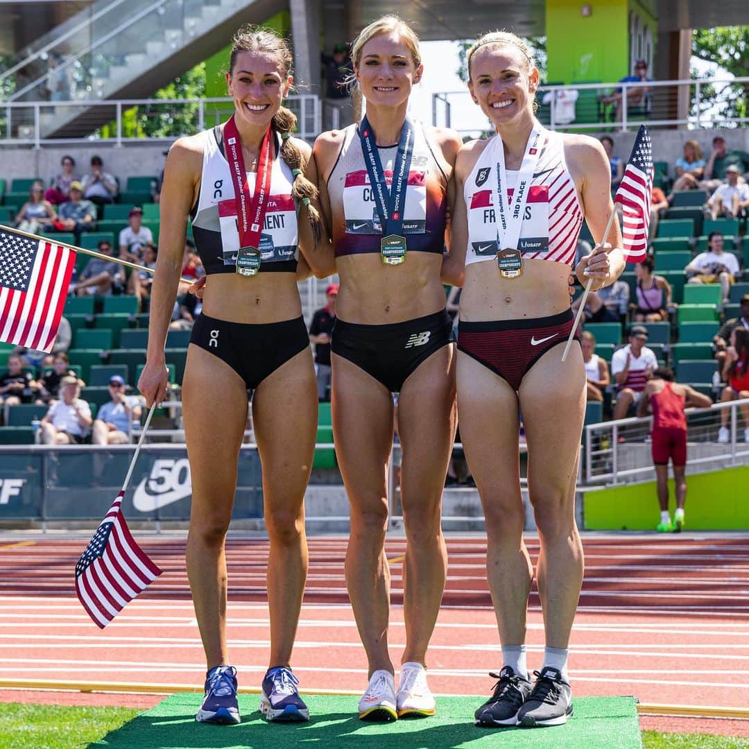 エマ・コバーンのインスタグラム：「We’re taking on the best in the world 🌎 Team USA bringing the 🔥🔥🔥 @courtneyfrerichs & @courtsasport20 and I race in the first round of the steeplechase tomorrow. My Team Boss teammates are taking on the world too: @corymcgeeruns starts tonight in the 1500, @emmajanelbates in the marathon on Monday, and @domscottrunsa (no pic but she’s here and very fit!!) is in the 10k on Saturday. Happy to be running alongside so many great women and can’t wait to see what we all can do! #teamusa #teamnb #steeplechase (pics @justinbritton & @jzsnapz) @wchoregon22 @newbalance @teamusa @usatf」