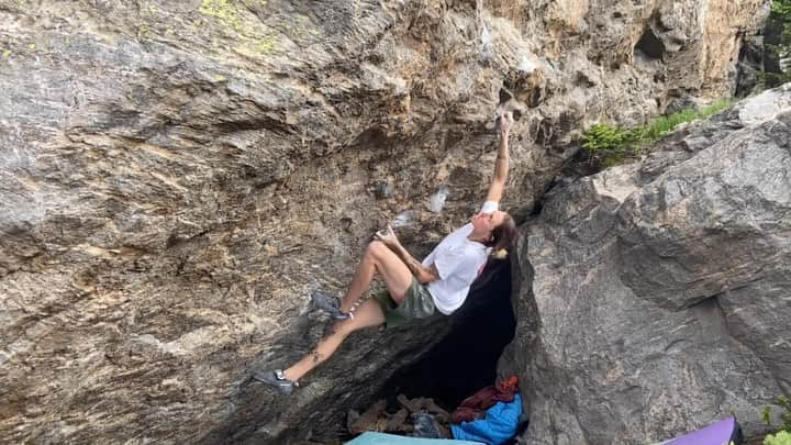 アレックス・ジョンソンのインスタグラム：「European Human Being V12//8A+. Been waiting a long time to top this one out. I first worked it with @angelajpayne back in like 2008, and remember it being dubbed one of the iconic crimp test pieces of Colorado. Been on the life list ever since and it feels really good to come back and put it to rest. (No the double clutch was not intentional!)  🎥 @allisonvest  🍻 @athleticbrewing cheers for the victory beers」