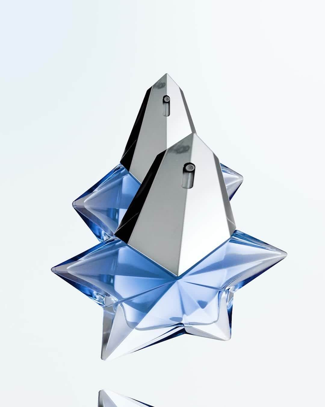 のインスタグラム：「Everlasting temptation. Angel unravels wild dreams tainted with seductive praline and warm, enveloping patchouli.  #mugler #MuglerAngel #WilderThanDreams #fragrance」
