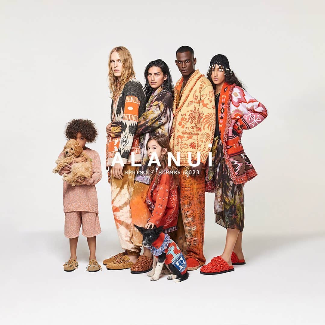 カルロッタ・オッディのインスタグラム：「@alanui #SS23 ✨ 🧡 Photography @giuliochelli  Models @saffron @jennimatias_ @cheickna_sissoko @kristians_j 👨‍👩‍👧‍👦Cloe Duke 🐶 Vittoria Pizzetta @argentovivoacademy  Casting director @simobartcasting  Make up @martinabolis1  Hair @gianluigi.gargaro」