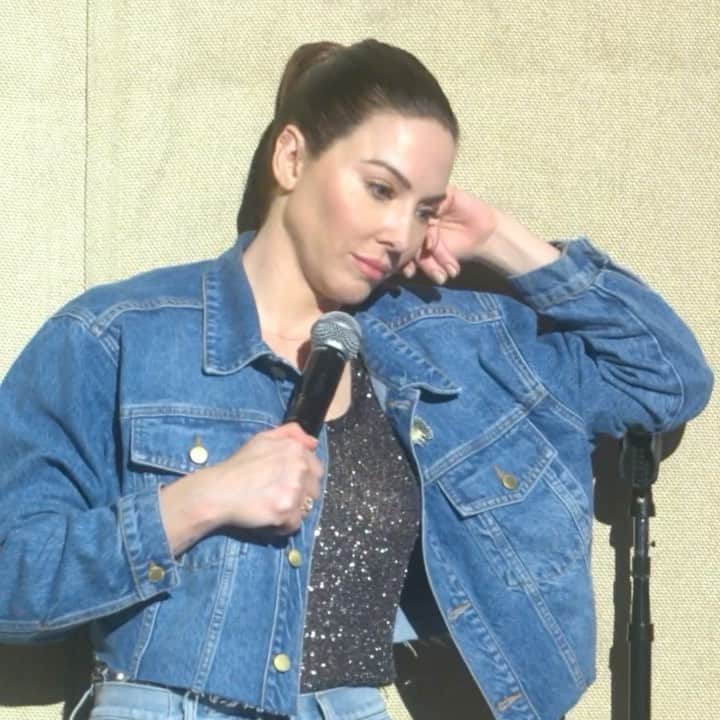 ウィットニー・カミングスのインスタグラム：「I am sad to announce that I too was assaulted on stage during my stand up special taping in Newark.   WHITNEY CUMMINGS: JOKES premieres July 26th on @netflix」