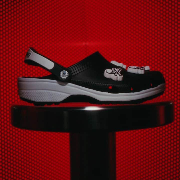 のインスタグラム：「MASTERMIND X Crocs available now on the Crocs app. Link in bio.  #MASTERMINDXCROCS #Crocs」