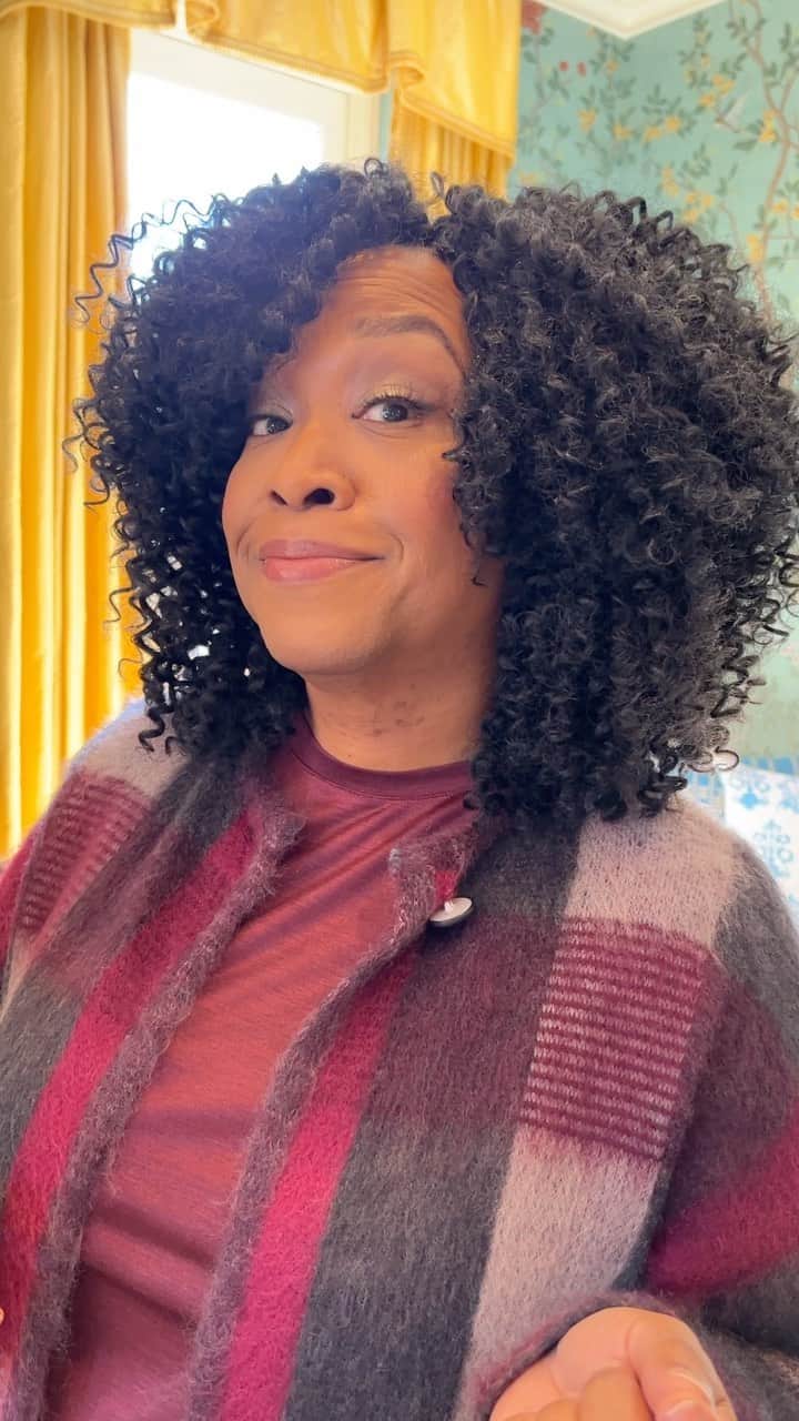 ションダ・ライムズのインスタグラム：「Happy Friday, people! 😊  💄: @armond_style」