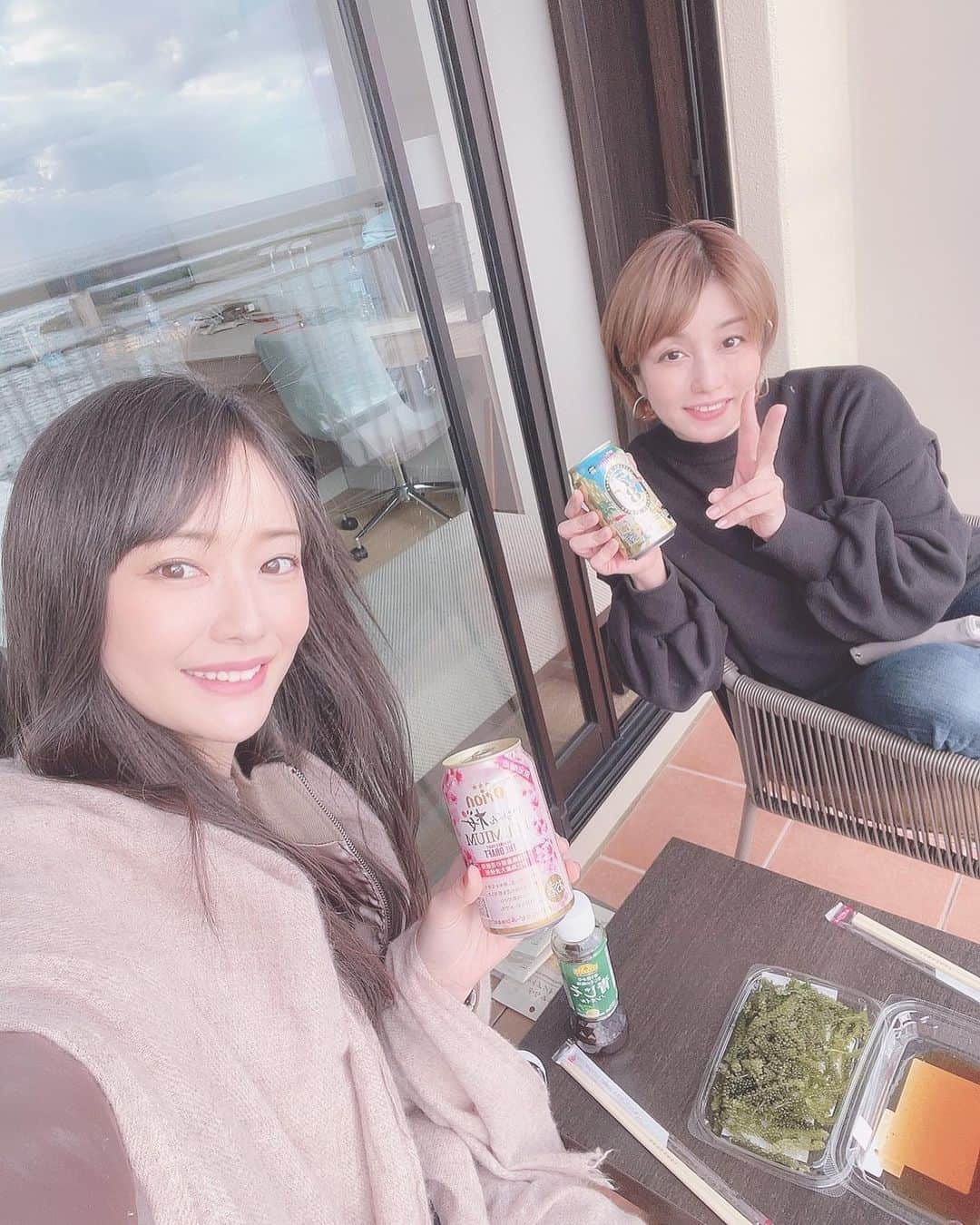 のインスタグラム：「👯‍♀️💕 朝でも昼でも夜でも飲む2人😎🍻😎  どこに行っても観光しないでホテルや温泉で過ごす2人👯‍♀️✨  綺麗なお部屋で飲むの大好き💗   #同い年 #未年 #10月生まれ   #吉山りさ #美容 #フリーモデル #フリーランスモデル  #instagood #instalike  #instapic  #アラフォーママ  #モデル #写真 #instamodel #model  #single #mom #Japanese #40代  #温泉 #温泉ソムリエ #お酒 #お風呂 #バスタオル #温泉女子 #모델 #お酒好き女子」