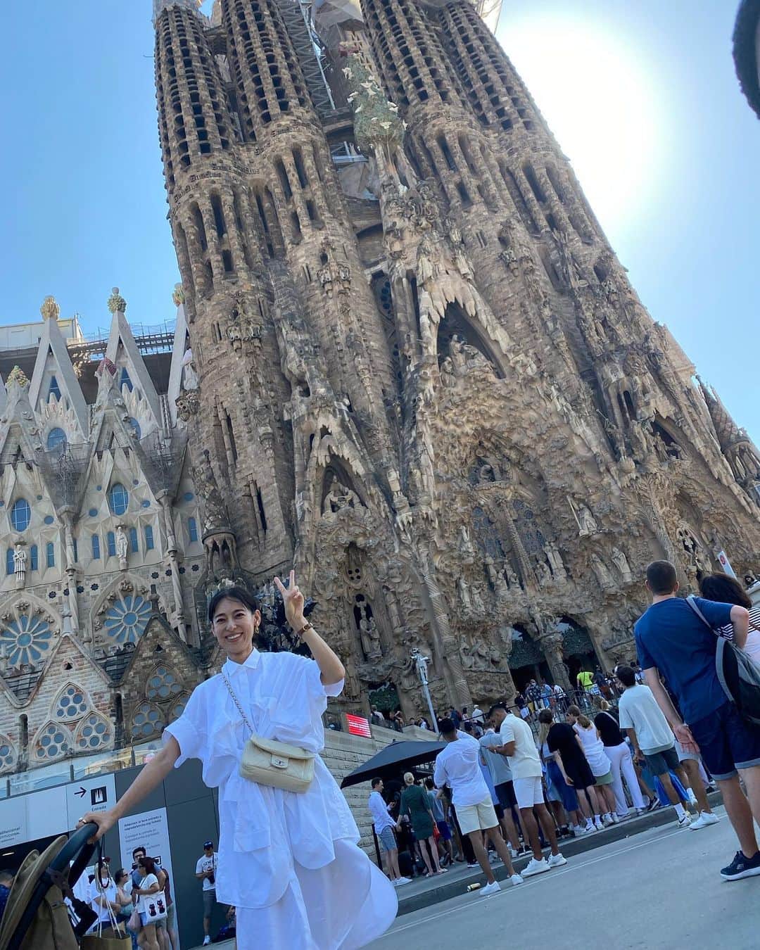 のインスタグラム：「初めて息子が撮ってくれた写真。 サグラダファミリアと私。 この日は41回目の誕生日 最高のプレゼントでした♡  #mybirthday #lasagradafamilia #barcelona」