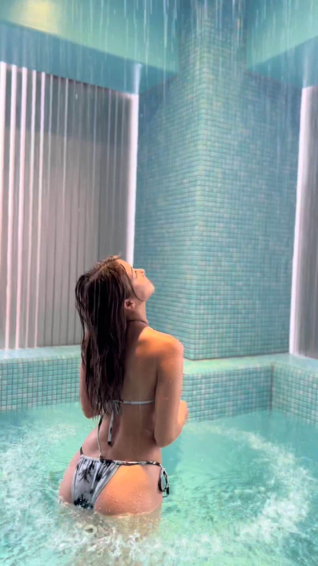 のインスタグラム：「🚿🫧  ウォーターホールで水浴び🐋💦💙 ライトアップしたりとにかく映え🫶 タイルも可愛い〜😚下には8HOTELの8も見えたよ❤️  #reels #リール #8hotel#8watercave#8hotelfujisawa  #hotel#spa#saunner #sauna  #swimwear #japanesegirl #bikinigirl  #8ホテル#藤沢#8ホテル藤沢  #サウナ#サウナー #水風呂 #サウナ女子#サ活#サ活女子#サウナハット #ホテル#近場旅行 #女子旅 #ビキニ女子 #水着#水着コーデ」