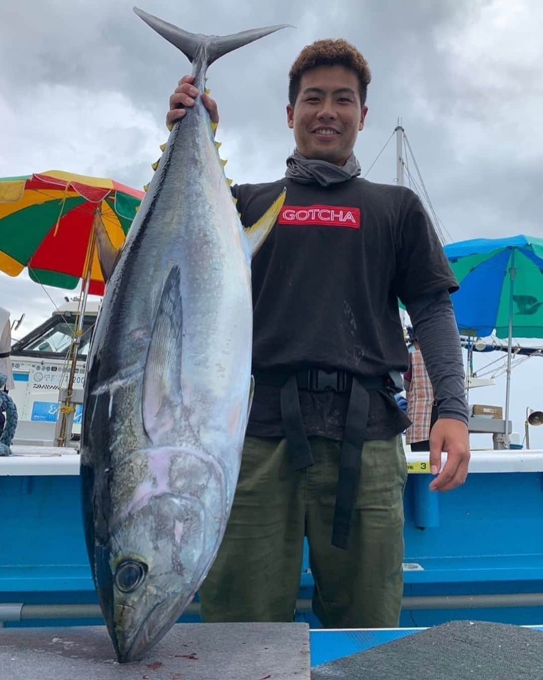 稲葉玲王のインスタグラム：「初キハダ🎣初20kgオーバーの魚！夢叶いました🙏 先生方 @kazuchan0415 @ryomatsui.k @itami130z ありがとうございました🙏🙏🙏 マグロの心臓食べたからパドル早くなったはず🐟 #へな？」