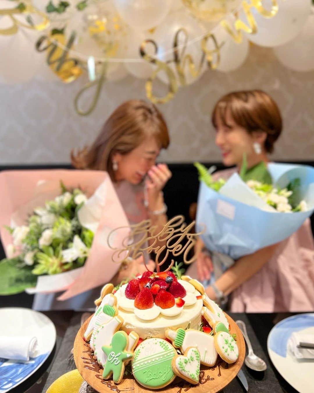 のインスタグラム：「予定日が3週間違いの私達♡皆にお祝いしてもらいました（；＿；）♡お互いのぽっこりお腹を撫でなでしてエールを送り合った♡(eriちゃんは3人目の出産で、既に4人目も考えてるほどたくましいママ♡)終始盛り上がったのは主人のイクメンエピソードでした。笑 今回の出産は2回目と言うこともあり、不安や緊張は特になくいつでも来い！という感じ。笑 体重も既に10キロ増だけどどうせ落ちるかな？って安易な考えだし。笑 前置胎盤や切迫早産など色々言われたけど結果全てクリアして今が1番落ち着いてる♡昨日の健診で先生に、残りどんどん動いてね〜と言われたのでギリギリまで息子との時間を噛み締めながら活動的に過ごす予定です＼(^o^)／同じ妊婦さん、毎日のこの暑さなんとか乗り切りましょう！ @na_tsukii  @mitsuko_0315  @shinkalinkable  @yuriko0205  @yuiram  @erinaaa0218  @ayuyunyun  cake topper:#threem @threem.official  cookie: @shoko.akazawa  #babyshower#ベビーシャワー#妊娠10ヶ月#臨月」