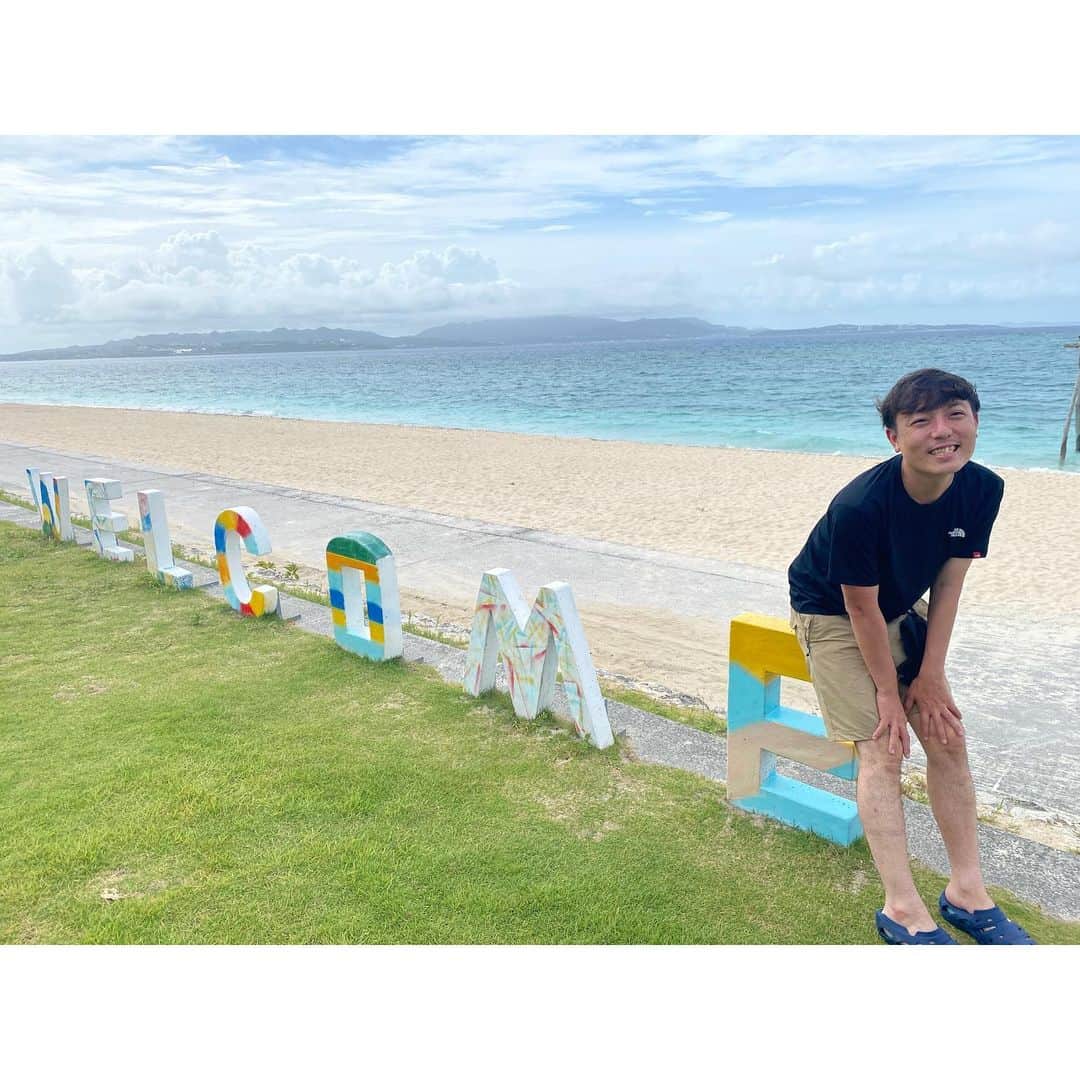 桃原優樹のインスタグラム：「【激ヤバ】 伊江島で48時間以上釣りした後にシャワーを浴びた爽快感からこの笑顔🤗 シャンプーしかないから全身シャンプーでいきました。グドゥッ👍伊江島最高です。 ※すね毛ヤバ。。オワタ…中学生の時、台風の日にクソ長い滑り台に乗ったら突風で煽られて脛が鉄柵に打ちつけられたせいかな🤪 #沖縄#okinawa#伊江島#海#ビーチ#beach#釣り#fishing」