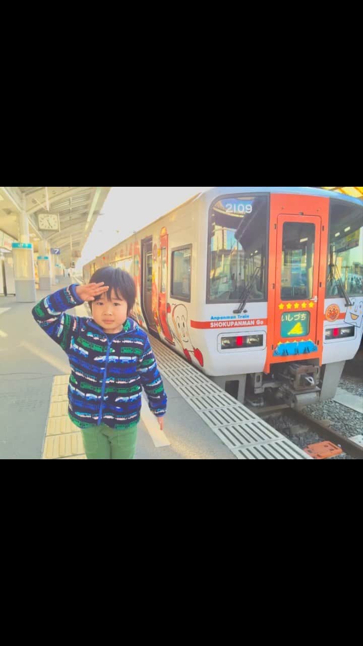 がっちゃんのインスタグラム：「ホームのがっちゃん。 幼稚園時代。  たくさんありすぎて 厳選するの難しかった😅  #train #trainphotography  #電車 #ホーム #がっちゃん #がっちゃんねる」