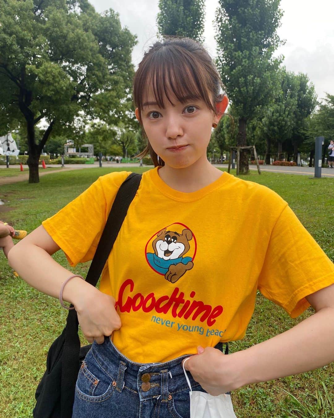 柳生みゆのインスタグラム：「ネバヤンのライブが感無量すぎた。。 もう何年も前から朝のアラーム音はネバヤンの「明るい未来」だし、私の生活の中で欠かせないバンドです☺️（お母さんにもオススメしたら気に入ってアルバム買ってた🙆‍♀️） 久しぶりのツアーライブに参戦できて最初から最後までずっと胸いっぱいだった。。 しかもネバヤンはグッズが可愛いんよ。。これは昔のやつだけど今回のもバッチリ購入したー☺︎☺︎ #neveryoungbeach #ネバヤン #おひさしぶりツアー #zeppdivercity」
