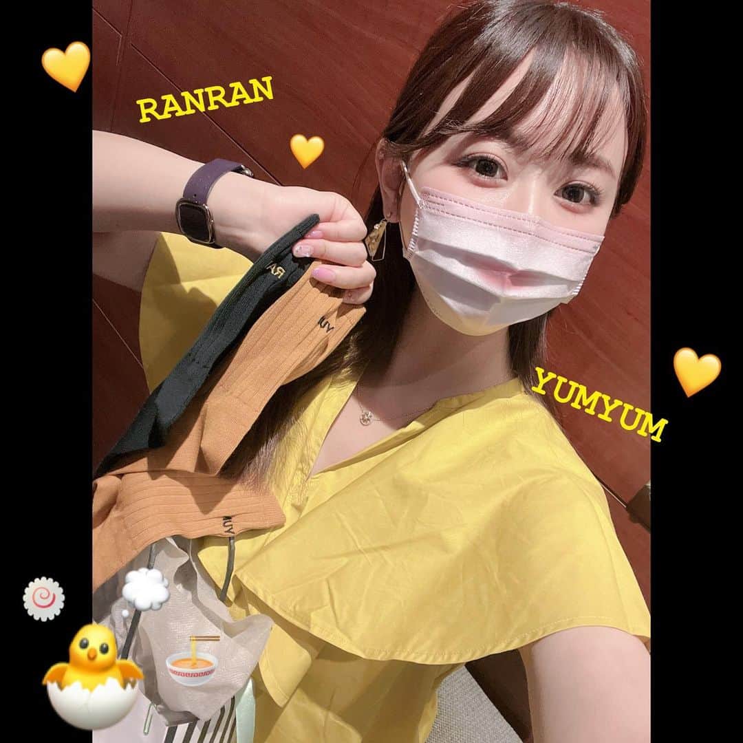 のインスタグラム：「💛💛💛💛💛 こんにちは土曜日！ 週末はちょっと前のお話を〜🐥  #デパプリ 収録現場で♡ 先日お誕生日ちかくのアフレコのときに なんとなんとスタッフ、キャストの皆様から お祝いしていただきました…ううっ嬉〜🥳❣️  だいすきなメンメン役の半場友恵さんからはなんと！ 「らんらん」「ヤムヤム」の刺繍入り靴下を！！！！ （ほかにもシートマスクやあれこれを！😭✨） しかも半場さんは「メンメン」で靴下お揃いなんです☺️ こんな嬉しいことは、ない❣️❣️❣️ さっそく履いて現場に行きました〜🧦❣️ 半場さんはいつも「ゆかちゃん、これ見つけたよ！」と ヤムヤムグッズをお裾分けしてくださったり…うう😭✨ 本当にお優しい…！ わたしもメンメンに、半場さんに、もっとお返ししていきたい！大好きです❤️‍🔥  ほかにも、日岡のなっちゃんからヤムヤムカラーのピアスをいただいたり（お写真で付けてます💛）、理沙ちんから大好きなコーヒーとヤムヤムカラーのApple Watchバンドをいただいたり（しかもお手紙付き😭💛💙）、はなちゃんからはまさかの「オーサワのあわせ味噌」いただいちゃったり！（あわせ味噌、アニメのネタだね！！！😂💛💖）  お写真に撮りきれなかったけど、他にも色々と！ 本当に本当に本当に、ありがとうございました☺️💛  らんらんと出逢えたこと ヤムヤムと出逢えたこと デパプリに出逢えたこと そしてなによりこのチームに出逢えたことが わたしの人生の宝物で、自慢で、かけがえのないものです！  らんらんを井口に演じさせて良かったなと思ってもらえるように、一緒にお仕事して良かった、たのしいな、と思ってもらえるように 日々しっかりお芝居でお返ししていけるように、精進してまいります！！！  らんらん、わたし、お誕生日おめでとう！  ★2022年07月11日★」
