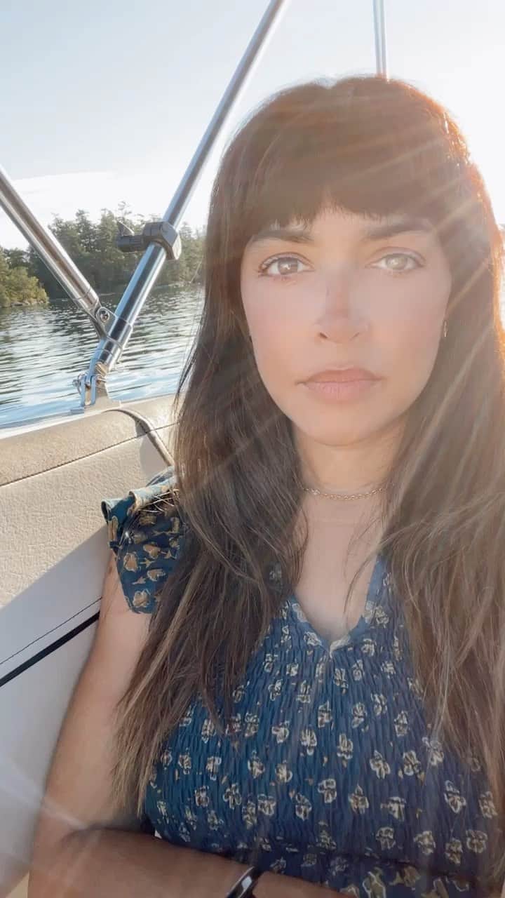 ハンナ・シモンのインスタグラム：「LISTEN I DON’T POST A LOT AND YOU ARE OWED THE TRUTH OF WHY THAT IS.  I truly am trying to capture classic gram content of me just looking like “oh who me”/ “quelle suprise seeing you here”/ etc kinda cute but AS SEEN HERE my best friend trolls me 24/7 so I have nothing to post.   Also the sunburn on my nose is very not ok.」