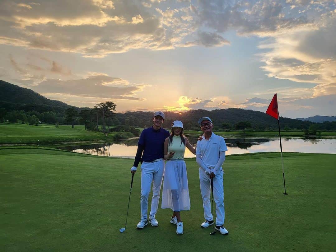 のインスタグラム：「평소 실력은 안나왔지만 너무 즐거웠어요^^ 혹시나 골당tv 방송 못 보신 분들은 지금 바로 시청해 보세요. 디 오픈의 쫀쫀함은 저리 가라 할 정도의 반전에 반전이 기다리고 있어요^^  https://youtube.com/watch?v=9qNaKg8nh7o&feature=share . #서도영#조재윤#양희윤#골당tv」