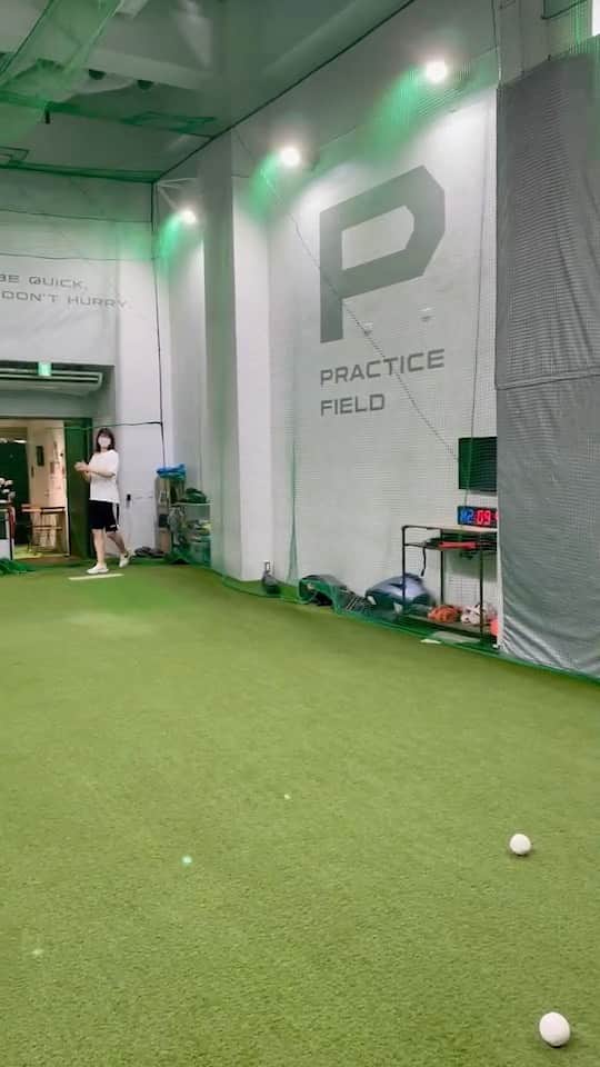 のインスタグラム：「0716 ・ ・ 縁に当たって ちゃっかり本気で悔しがる人😂⚾️ ・ 最近雨も多いですが しっかり換気して水分も取って 体調にお気をつけてくださいね⭐️ ・ ・ #トレーニング前に野球 #途中でやめるなんてできなくてしっかり全部倒した」