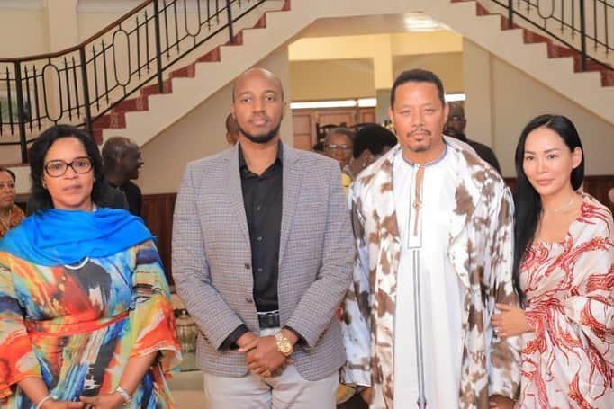 のインスタグラム：「His Royal Highness King Oyo of Tooro and Her Majesty the Queen Mother welcomed Mira and I to his Kingdom. We were greeted with music and traditional dance that created a sense of joy and a welcoming to us. During this celebration we were honored when King Oyo blessed us with Ugandan names. We are extremely pleased to have this opportunity to immerse ourselves in this culture, the people, the food and the natural beauty of Uganda. Uganda is truly the Pearl of Africa.」