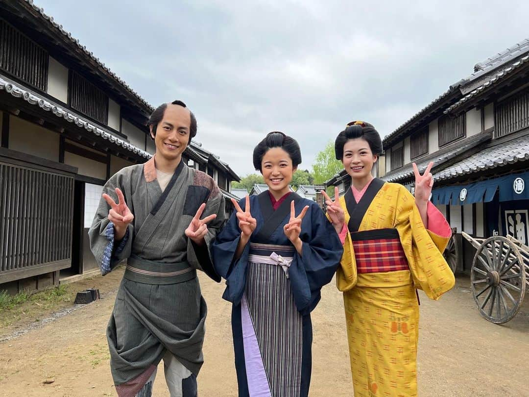 藤野涼子のインスタグラム：「👘  善人長屋、第二話いかがでしたでしょうか？ 優しいお二人が一緒に写真撮ってくれました💃  ありがとうございました！」