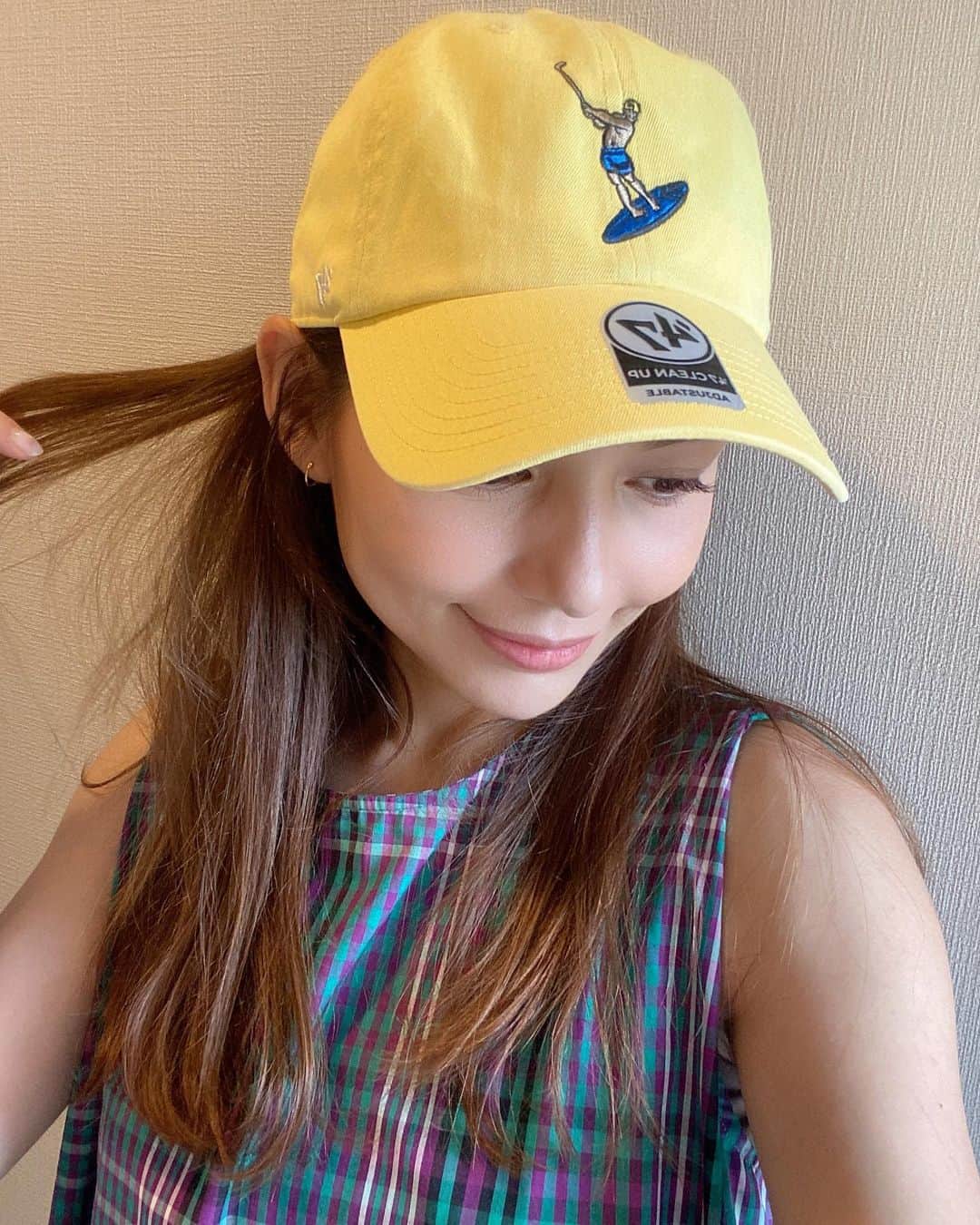 Rioのインスタグラム：「⛳️🏌️‍♀️✨可愛すぎるキャップが届きましたー💖💖💖  🧢CAP...@pacific_golfclub   イエローが良すぎてっ🥹✨ 何にでも合わせやすいっ👍✨  今日はワンピースに合わせてみましたっ🏄🏼‍♀️✨💙  またゴルフはじめなきゃぁ〜っ⛳️😍❤️  #pacificgolfclub＃ゴルフ＃キャップ」