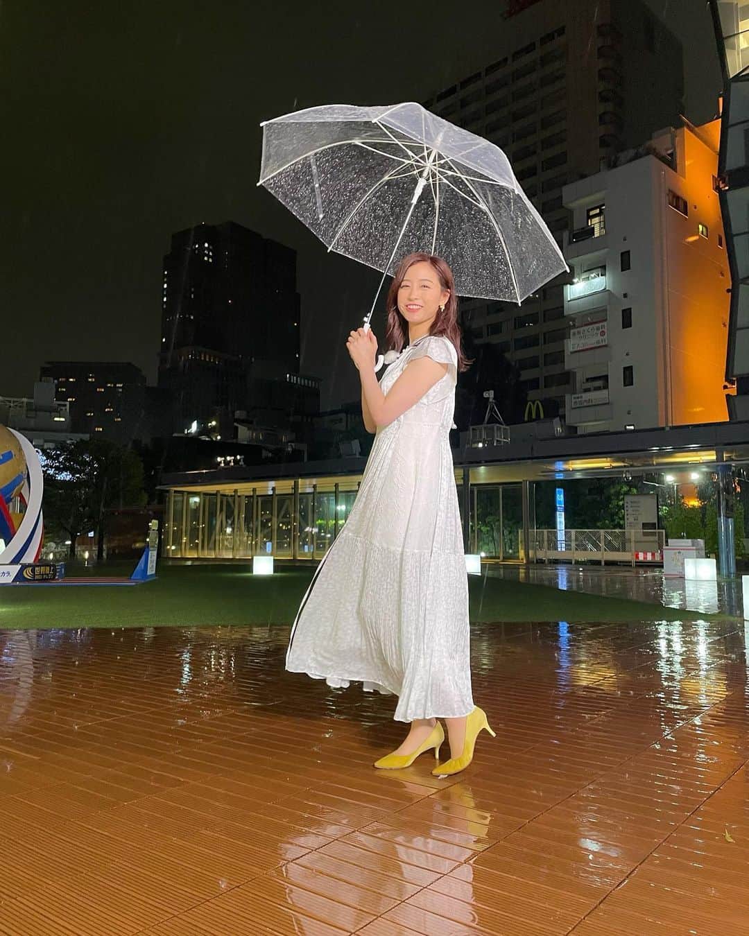 のインスタグラム：「雨が強く降るオンエアでした(^-^) 残された原稿が物語っています…! 一時、くっついてめくれなくて焦りました( ・∇・)  お足元に気をつけてくださいね! #情報7daysニュースキャスター #新井恵理那のweatherニュースキャスター #新井恵理那 #centforce」
