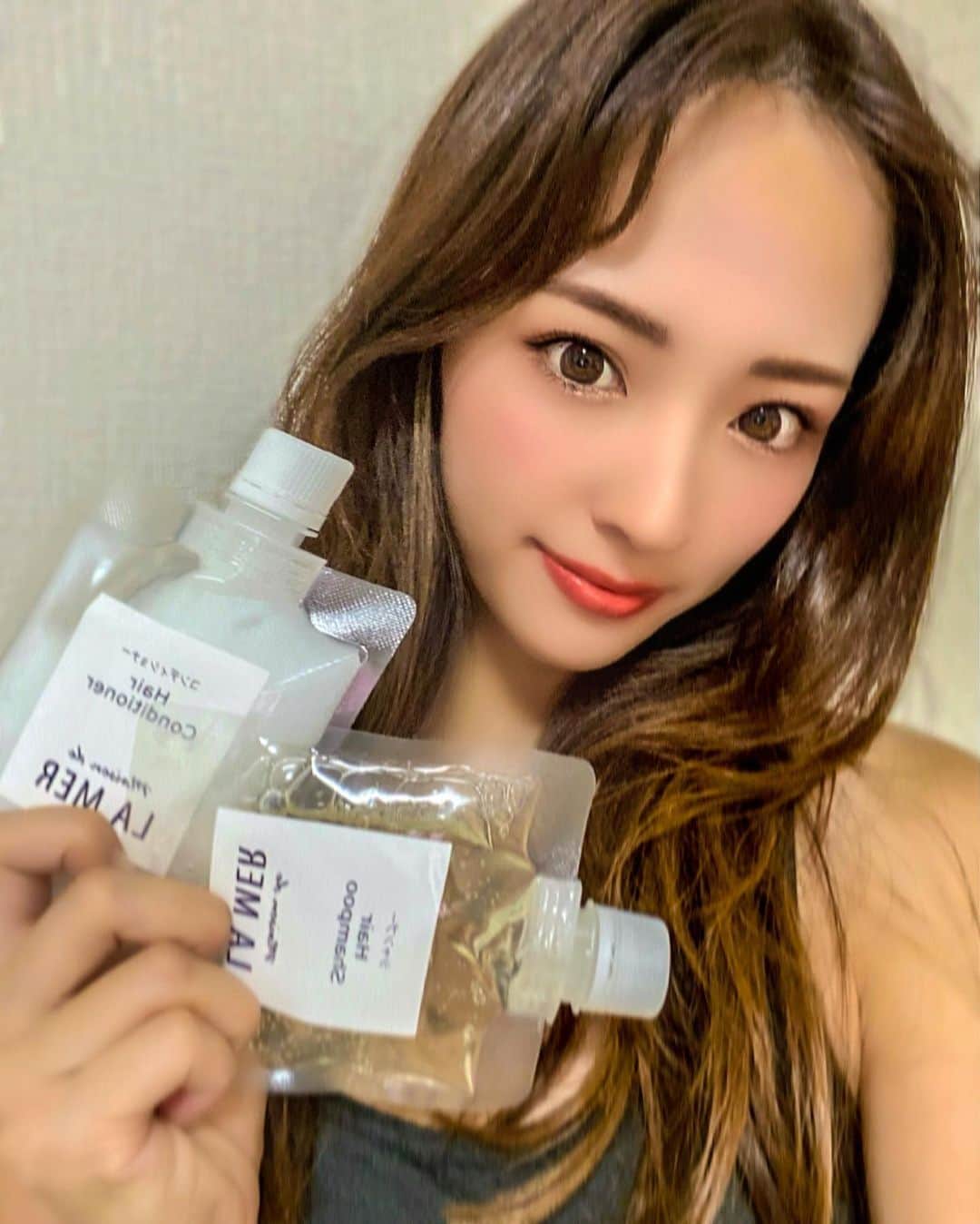 中尾みほさんのインスタグラム写真 - (中尾みほInstagram)「・ LA MER トライアルセット✈️ シャンプー＆コンディショナー ・ 【成分】 ● 沖縄もずくエキス（ハリ・コシを与えます） ● 米ぬかエキス（髪を保湿し紫外線から髪を保護します） ・ 試しに使ってみたら仕上がりが なめらかでサラっとした手触りになったよ！ ・ 旅行の時に持っていこう💛 皆さまおやすみなさいませ☆  #ヘアケアグッズ #ヘアケア商品 #美髪ケア #ラメール #ホテルアメニティ #さらさら髪#PR」7月17日 0時07分 - mihochan18