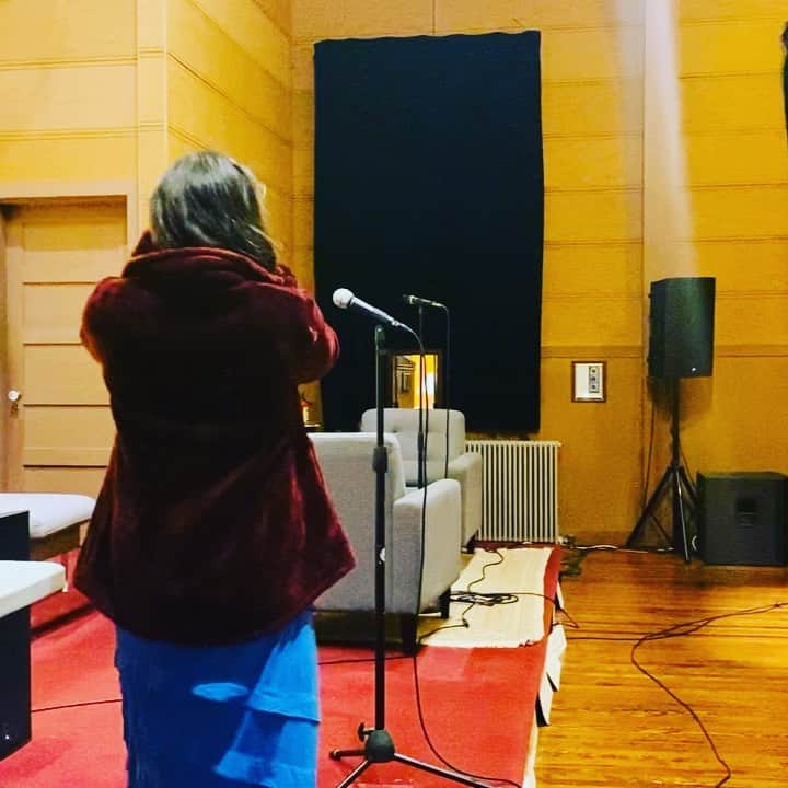 ニア・ピープルズのインスタグラム：「Rusty chops.😜checking sound set up for my first three week intensive:called #Vocalizing in Truth”  Super excited to be working  with students of @themeisnertechniquestudio  in #fabulous #sanfrancisco   I have always loved #teaching After wandering about for 7 years deepening my connection with and understanding of my higher and truest Self, I knew I had to return to teaching. It has always been one of my greatest #joys.  For me teaching  has always been about guiding people to their own inner knowing. No matter the subject each person has a unique way of getting “there.” My job is to point it out when they stumble upon it… again and again until it becomes their new set point.  I love it!」