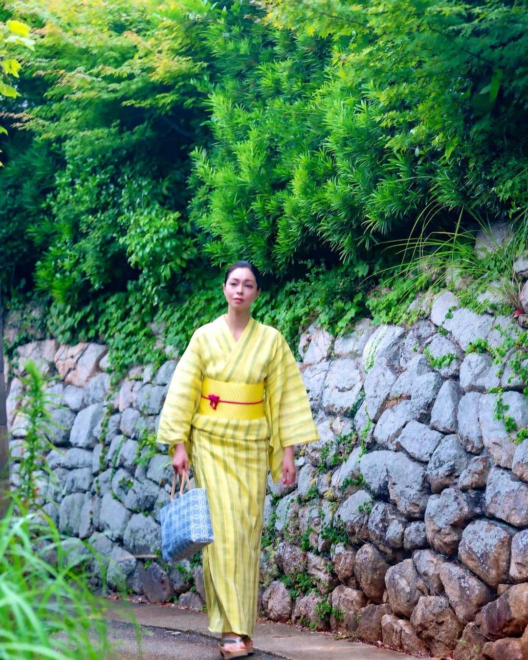 川原亜矢子のインスタグラム：「夕暮れの有馬温泉 #hotsprings #arimaonsen #kobe #hyogo #japan #walk #kimono  #有馬温泉 #有馬天神社 #金泉 #散歩 #着物 #浴衣 #綿麻ちぢみ #博多織半巾帯」