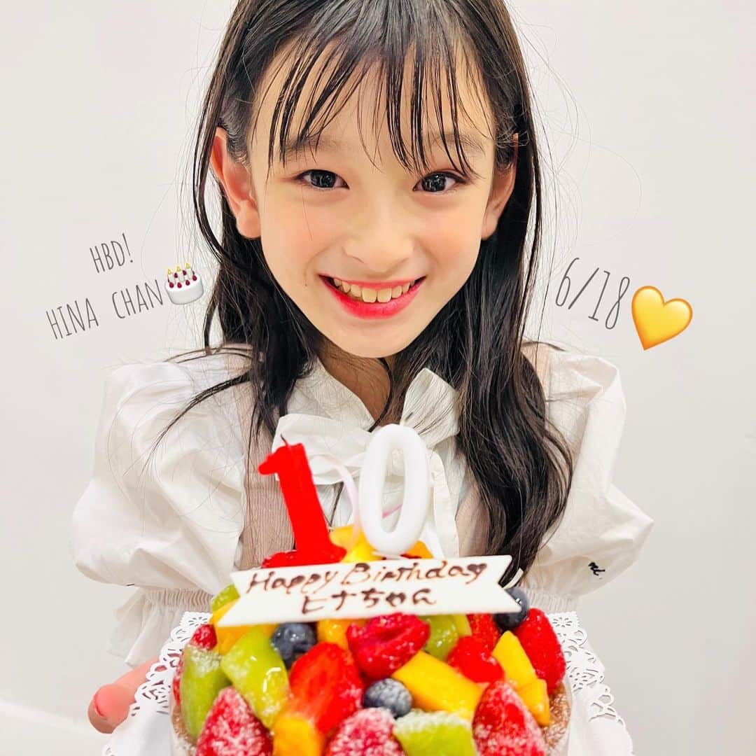ニコ☆プチのインスタグラム：「🎂🥳💖  少し遅くなっちゃったけど… 6月生まれのヒナちゃんバースデーも 撮影現場で行いました〜〜‼︎🎉💛✨  ヒナちゃんおめでとう❤️🤍  10歳の目標は 「金運アップᕦ(ò_óˇ)ᕤ✨」 だそうです😘🌟 素敵な一年になりますよーに💗  #末永ひなた #0618 #10th #birthday #hbd #🎂  #📸 #川瀬翠子 #白水ひより #橘侑里 #葉山若奈」