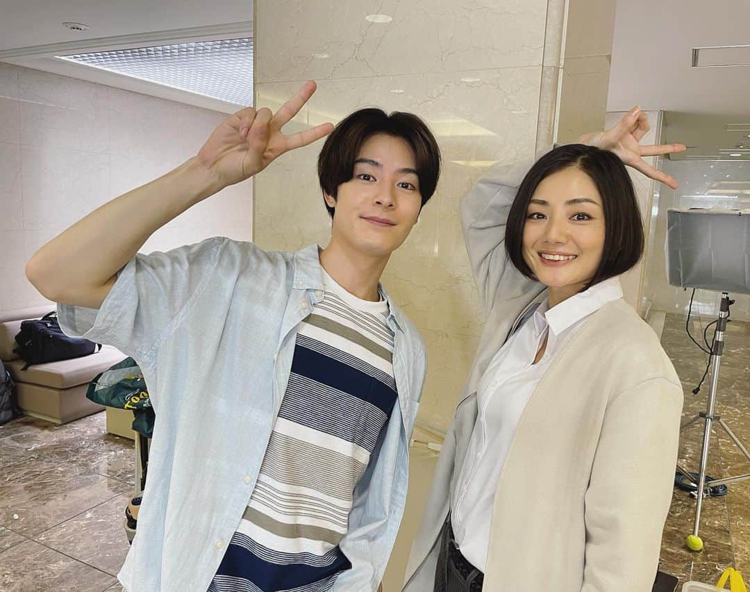 片山萌美のインスタグラム：「✌️  警視庁強行犯係 樋口顕season2 ご覧いただきありがとうございます✨  塩野くんと舞台以来の共演でした✌︎  1話はなんだか みんなが、 誰か、何か、への愛が交錯して 悲劇が生まれてしまった...ね😭  また観たい方は 期間限定で  #ネットもテレ東  #TVer で 無料見逃し配信中✨ #Paravi でも配信中です✨  第2話は 22日金曜よる8時放送予定🗓  お楽しみに！  #強行犯係樋口顕　 #塩野瑛久 くん #moemikatayama」