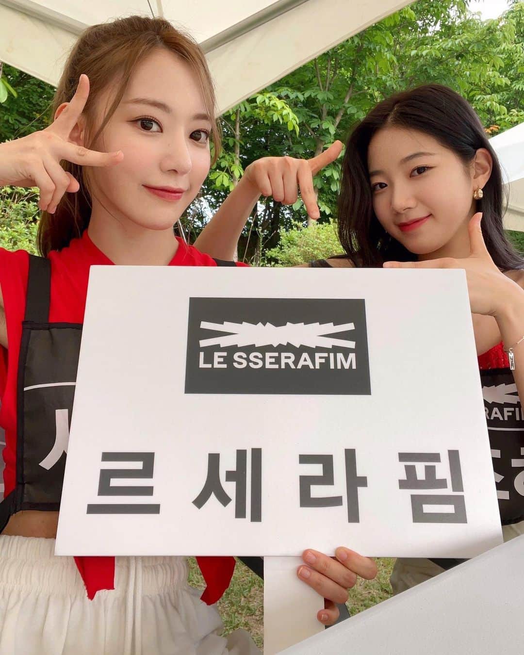 h3artbrak3rsのインスタグラム：「… #SAKURA #미야와키사쿠라 #사쿠라  #宮脇咲良 #咲良   #KAZUHA #나카무라카즈하 #카즈하 #中村一葉 #一葉  #LE_SSERAFIM #르세라핌」