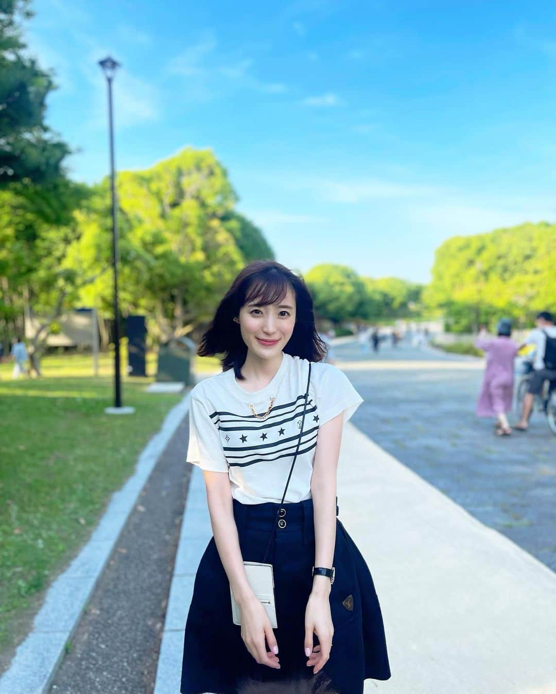小林真由のインスタグラム：「久しぶりに葛西臨海公園へ〜🎡 干潮のタイミングで、奥の方まで歩いて海を楽しめました！全員どろっどろ🥹 ⁡ 娘は翌日レゴでその日の海を作ってたくらい印象的だったみたいで嬉しかった🎐　 ⁡ ⁡ 最近金属アレルギーになってしまいイヤーカフをしてます♡ @naturali_jewelry  ⁡ ⁡ #ふいの棒立ちポーズ。笑 #自分ではおでこの絆創膏が気になったり　　 #ファッション #コーデ #ママコーデ #女の子ママ #男の子ママ #ママライフ #コーディネート #3歳 #1歳 #ベビー #二人育児」