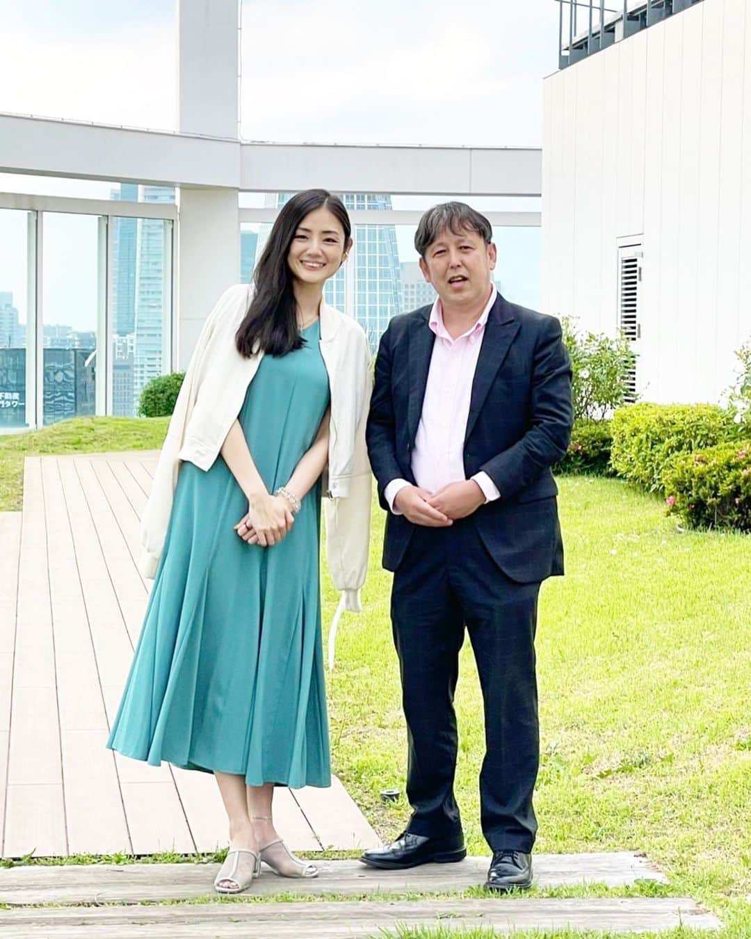 片山萌美のインスタグラム：「🏪  デイリー新潮 “あなたとコンビニとニッポン”  渡辺広明さんとコンビニについて お話したくさんしてきました！  コンビニって 職業や、年代によっても 買うものや思い出が違って 話してて面白かったし、 私はまんまとコンビニの戦略に ハマっていました🤣笑  みんなはどうかしら？😈  https://www.dailyshincho.jp/article/2022/07161100/?all=1  #デイリー新潮　 #あなたとコンビニとニッポン　 #渡辺広明 さん #moemikatayama」
