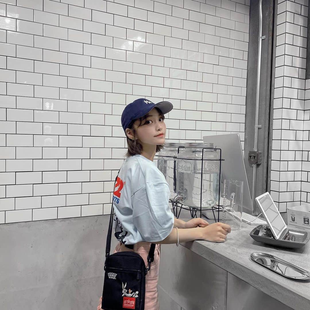 のインスタグラム：「・ 実はこの間世界に一つだけのファブリックミストを作りに行ってきた☺︎ ・ しかもなんとEP「ONYX」についてくる応募ハガキを送ると一名様にみりが作った香水が当たるんだって。 ・ 個人的に好きな匂いが作れたので大満足🫠ふふふ ・ ・ みんな応募しちゃってちょ🤭 ・ ・ ・ ・ ・ ・ ・ ・ #韓国ファッション #韓国ストリート #일상 #데일리　#데일리룩　#오오티디 #fr2 #キャップコーデ #古着女子 #古着コーデ #シンプルコーデ #夏コーデ #ファブリックミスト」