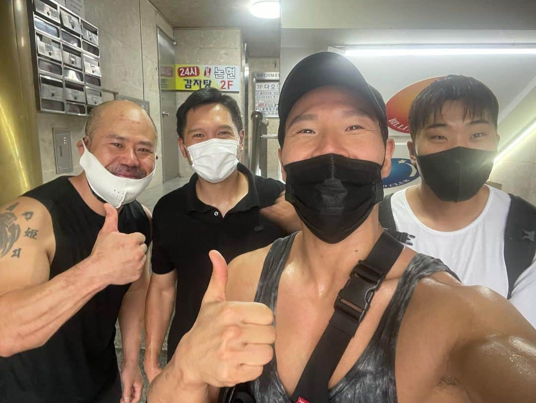 キム・ジョングクのインスタグラム：「오늘 #스파링 해주신 분들ㅎ #오늘또겸손을배우고갑니다 ㅎ #UFC최승우선수 #역시다릅나다 ㅎ  #배우금광산님 #나랑띠동갑아니고동갑 ㅋ #알로하일반회원고수님 ㅎ 일반인이아님 ㅋ 다들 너무 감사합니다 #자주부탁드려요 #알로하복싱짐 #복싱」